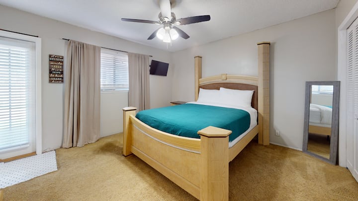 Брачен кревет (широк 150-179 см) со лесен пристап до задниот двор/базенот!