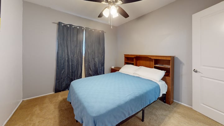 Целосен кревет со сопствен телевизор во собата.