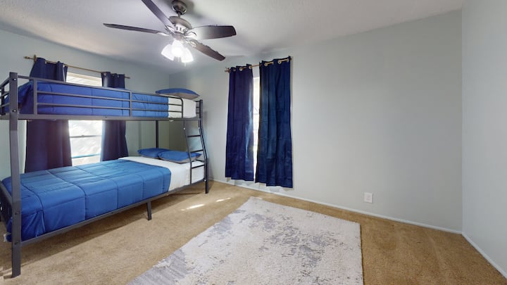 Брачен кревет (широк 150-179 см) на долниот дел и целосна големина на горниот дел.  Најдоброто легло е оценето за 350 фунти.  Собата е исто така доволно голема за да додадете воздушен душек ако сакате дополнителни претпоставки. 