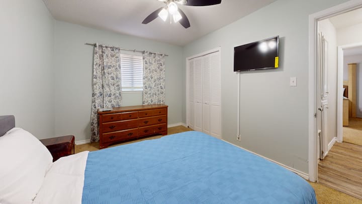 Целосен кревет со сопствен телевизор во собата.