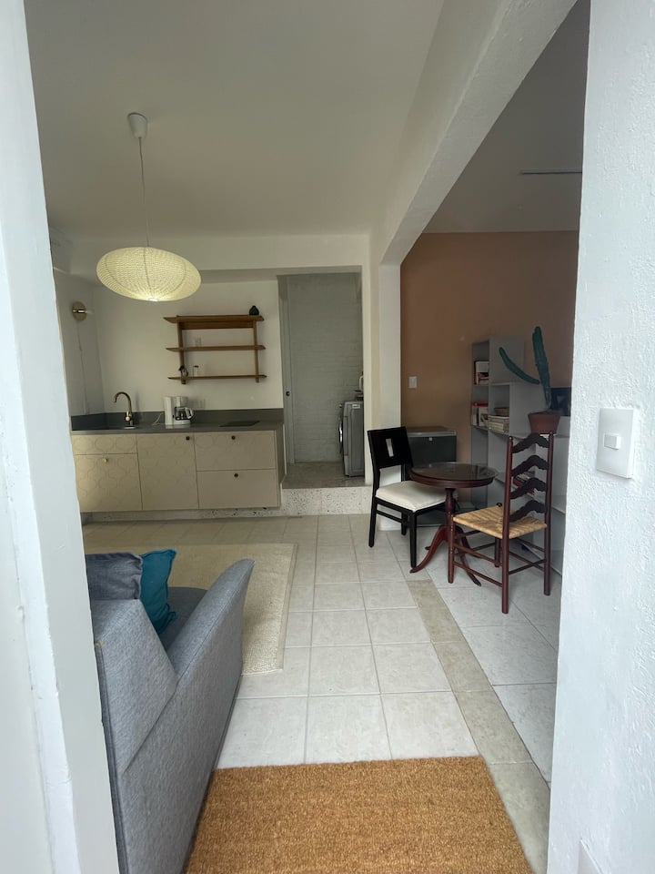 单间公寓入口/Entrada al Estudio Apartamento