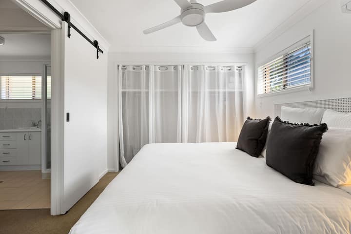 Master Bedroom inaweza kuwekwa kama King au 2 single.  
Chumba hiki kina kiyoyozi/kipasha joto na feni ya dari.   Roshani nzuri hutiririka kutoka chumba cha kulala ili kutoa nafasi ya ziada.   Pazia la mlango wa kuteleza limefungwa.
