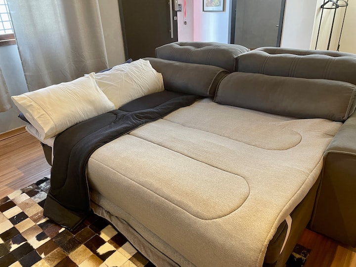 Kitanda cha sofa kilichowekwa na sehemu ya juu ya mto, mashuka na duveti ya ziada, kitanda cha ukubwa wa mara mbili.