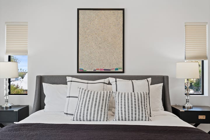 Примарна спална соба со брачен кревет (широк 180-220 см)