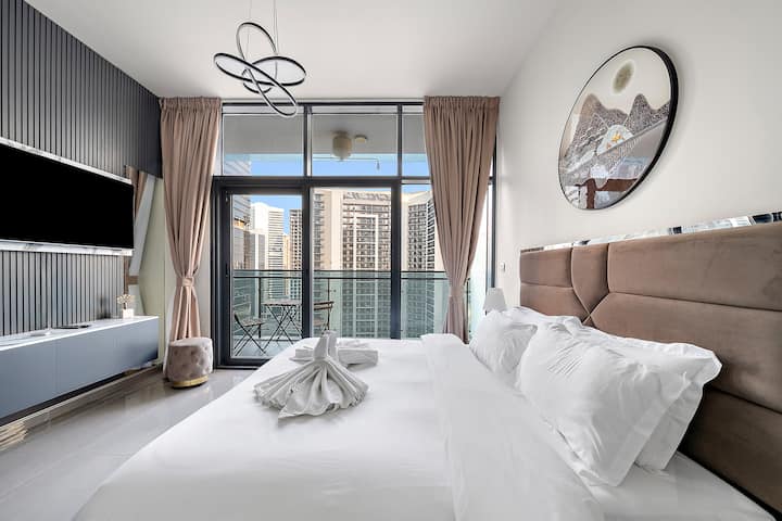 Dormitorio: ¡un refugio de lujo con vistas a la ciudad y toques elegantes para relajarse al máximo!