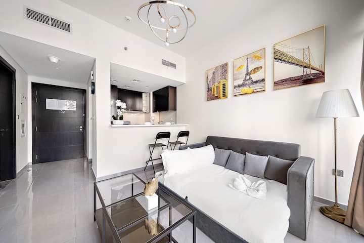 Retiro en la sala de estar: ¡espacio luminoso y elegante con una decoración artística y muebles elegantes!