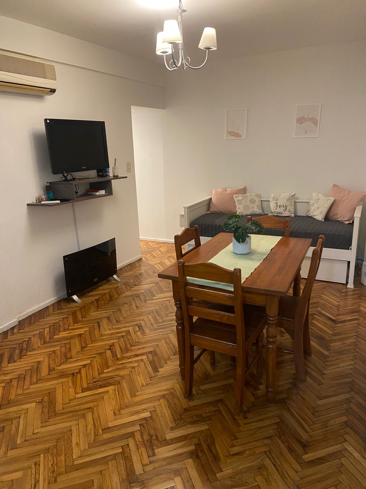 ห้องนั่งเล่นโต๊ะเก้าอี้ 4 ตัวทีวีเครื่องปรับอากาศเตา