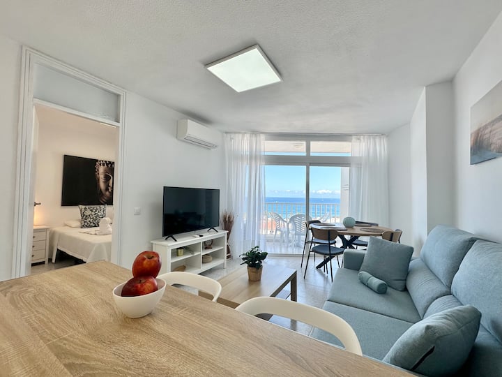 Sehemu yetu ya kuishi iliyo na kitanda cha sofa cha starehe na meza ya mraba inayofaa kwa ajili ya vitafunio au michezo ya ubao ndiyo hasa unayohitaji kwa ajili ya likizo iliyojaa furaha!