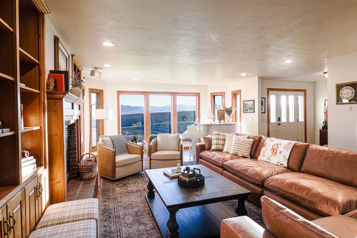 The Moss Family Homestead & Retreat - Sleeps 22