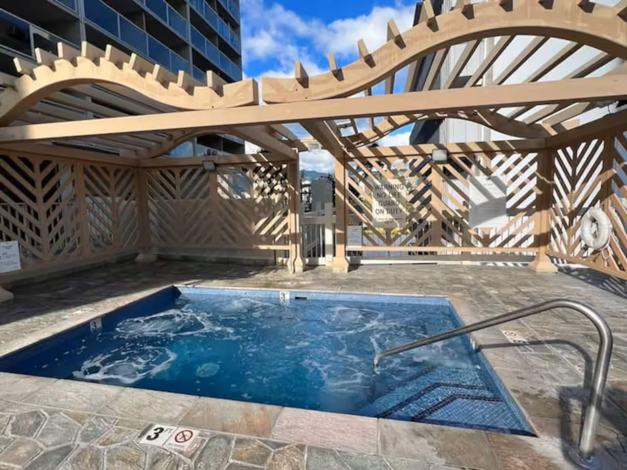 36FL New Cozy Apartment Great View Central Waikiki - Image 39