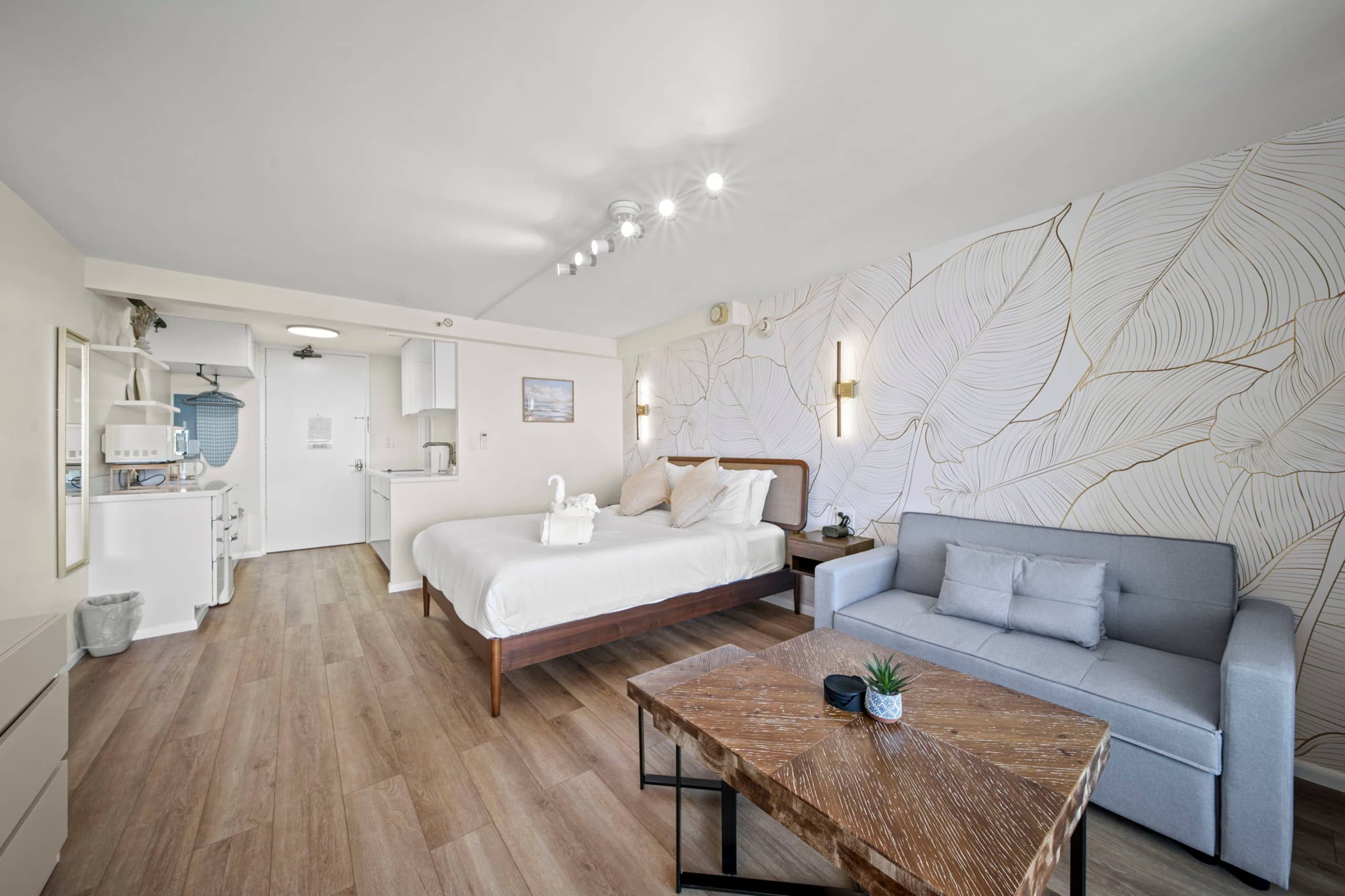 36FL New Cozy Apartment Great View Central Waikiki - Image 1
