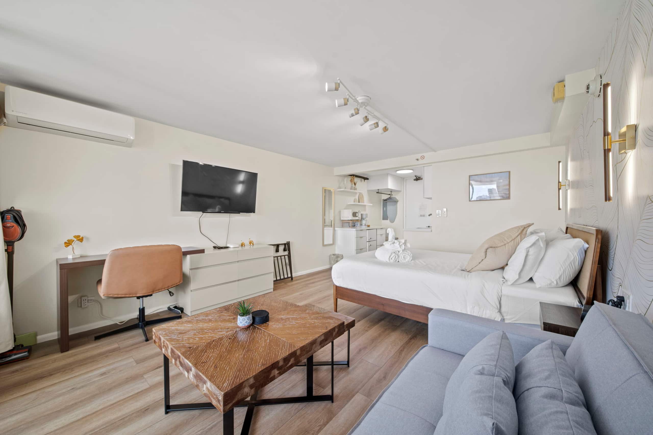 36FL New Cozy Apartment Great View Central Waikiki - Image 9