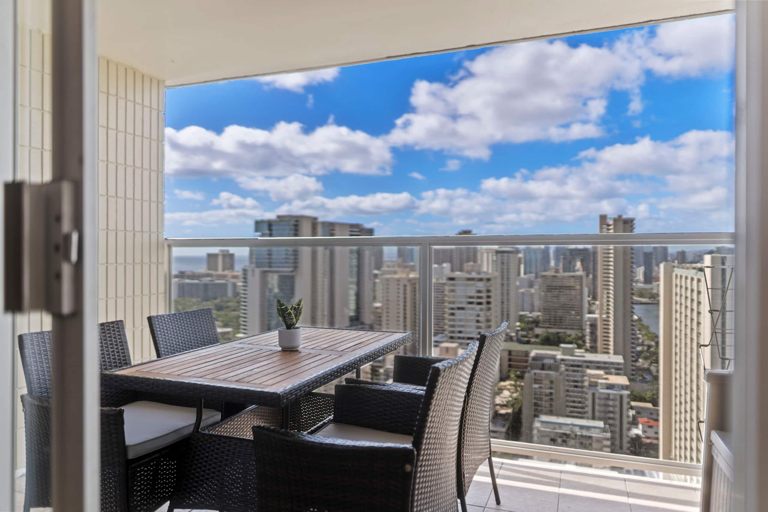 36FL New Cozy Apartment Great View Central Waikiki - Image 28