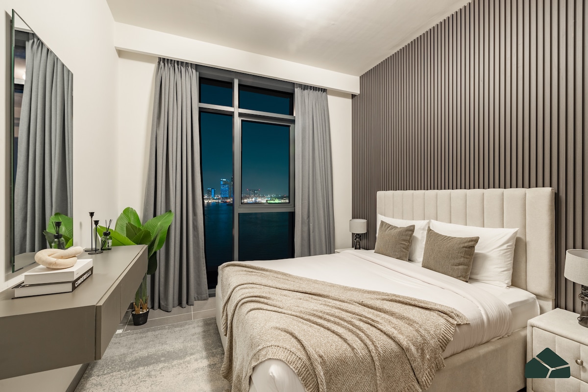 توفر غرفة النوم الثانية أجواء ليلية هادئة، مع إضاءة ناعمة وإطلالات هادئة تخلق ملاذًا مريحًا.

