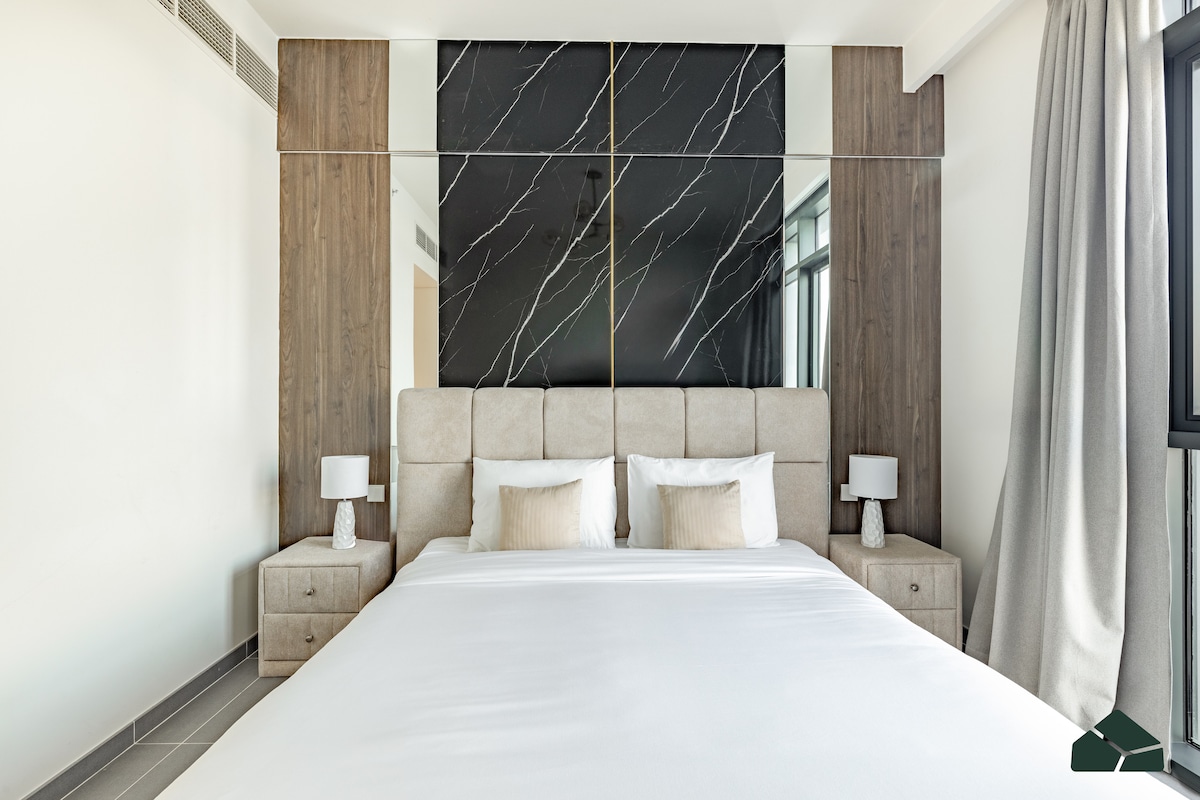 تحتوي غرفة النوم الرئيسية على سرير واسع وفاخر بحجم كينج، مما يضمن إقامة مريحة ومريحة.