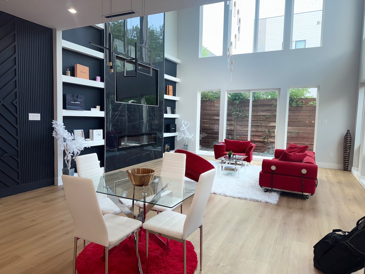 Top Airbnb: Luxury Home 8 mins from Downtown Dallas! in Muncie