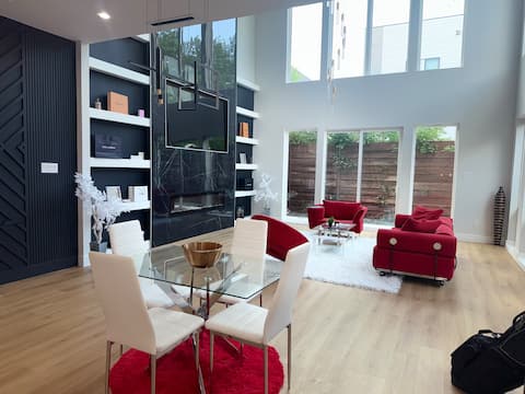 Top Airbnb: Luxury Home 8 mins from Downtown Dallas! in Muncie