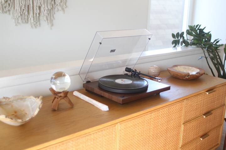 Stylish Beach House*Ocean Views*Parking*Beach Gear gallery image 5