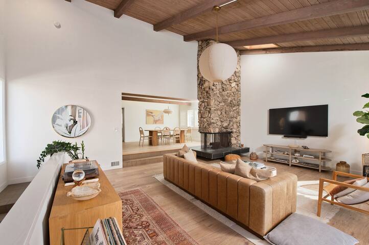 Stylish Beach House*Ocean Views*Parking*Beach Gear gallery image 4