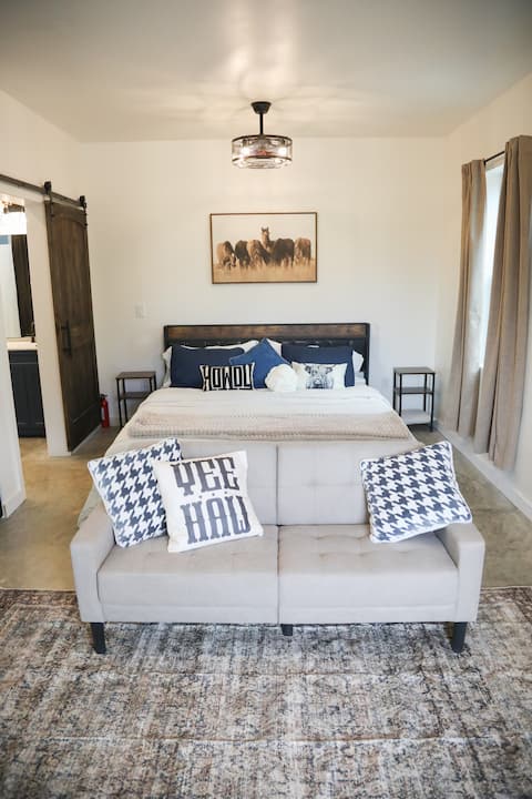 Top Airbnb: Rodeo Retreat - mini farm highland cows in Columbia