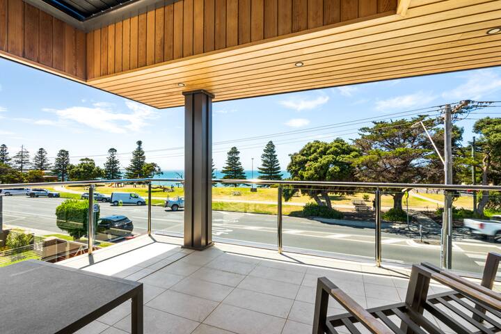 Beach Front Bliss with an Outdoor Spa! gallery image 3