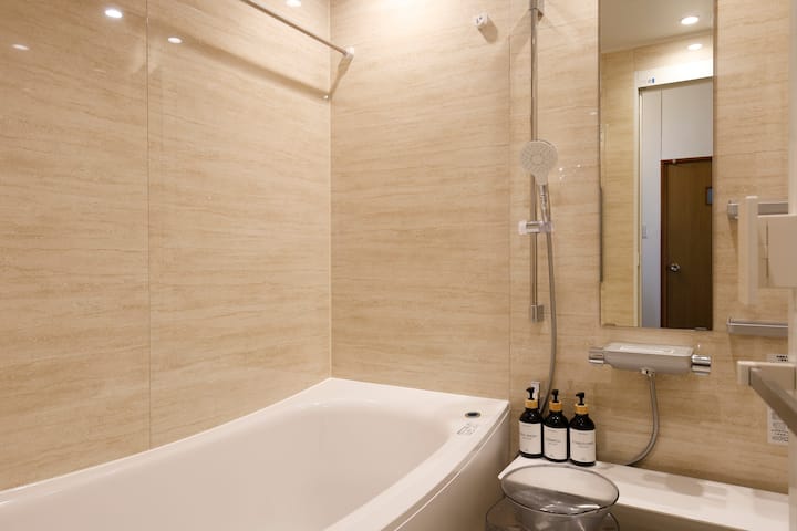 上質なくつろぎを叶える、日本製の浴室設備
このバスルームには、TOTO社による高グレードの浴槽を採用しています。日本国内でも信頼性と快適性で評価の高いメーカーによる製品で、深めの浴槽やなめらかな表面仕上げは、入浴体験をより豊かに演出します。さらに、最新の浴室乾燥暖房機が設置されており、冬は暖房や衣類乾燥、夏は冷風機能で快適に。日本の住宅設備の技術力と、細やかなホスピタリティをぜひご体感ください。
