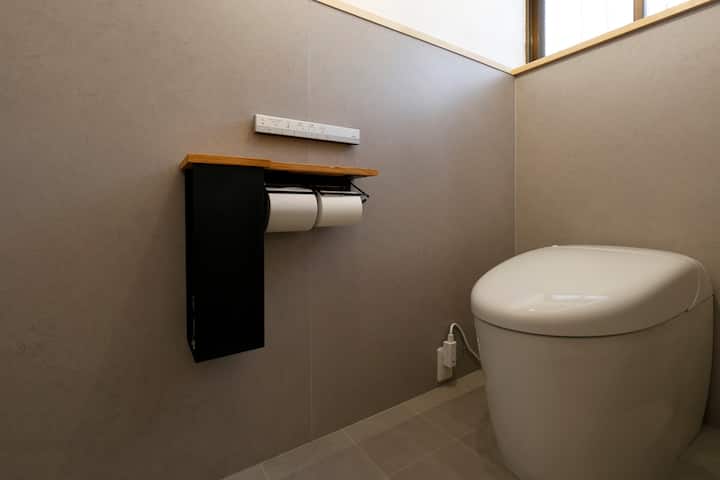 日本製の上質なレストルーム体験
TOTOの最高級モデル「ネオレスト」を採用しています。スタイリッシュなデザインと先進機能が融合し、洗浄・脱臭・暖房・節水などをスマートに搭載。快適さと品格を兼ね備えてます。
壁面には、伝統的な左官技術による漆喰仕上げを施しており、湿度調整や空気清浄に加え、抗菌性・防火性にも優れています。柔らかな反射が空間に静けさと清潔感がネオレストの佇まいと調和します。
日本の技術と美意識が織りなす空間で、心身を整える穏やかな時間をお過ごしください。


