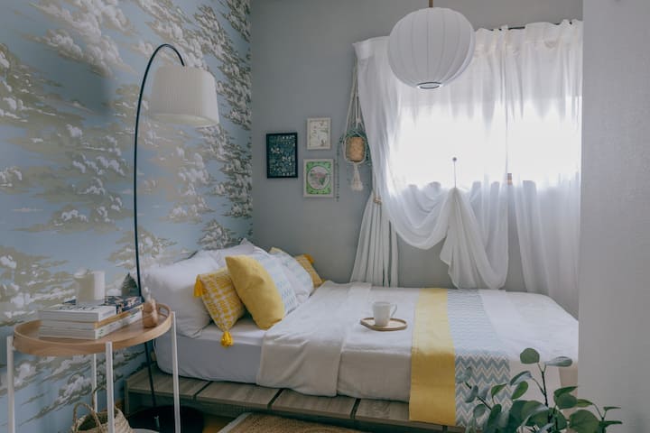 大人可愛い寝室－小さな癒しの空間で、昼も夜も寛いでください
シックな輸入壁紙に包まれた大人可愛い寝室は、ローベッドを活かして昼間はソファのように寛げる設え。読書やティータイムにもぴったりな、心に余白をもたらす場所です。夜はシャッターを閉めることで、静寂に包まれながら安らかな眠りへと誘われます。
もう一つの小さな寝室は、静けさと親密さが漂う空間。コンパクトながらも細部にこだわり、穏やかな光と優しい素材が安心感を育みます。小さなスペースだからこそ生まれる、包まれるような感覚を味わっていただけます。
