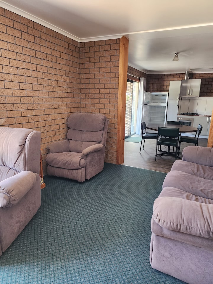 客厅配有超级舒适的沙发和躺椅。