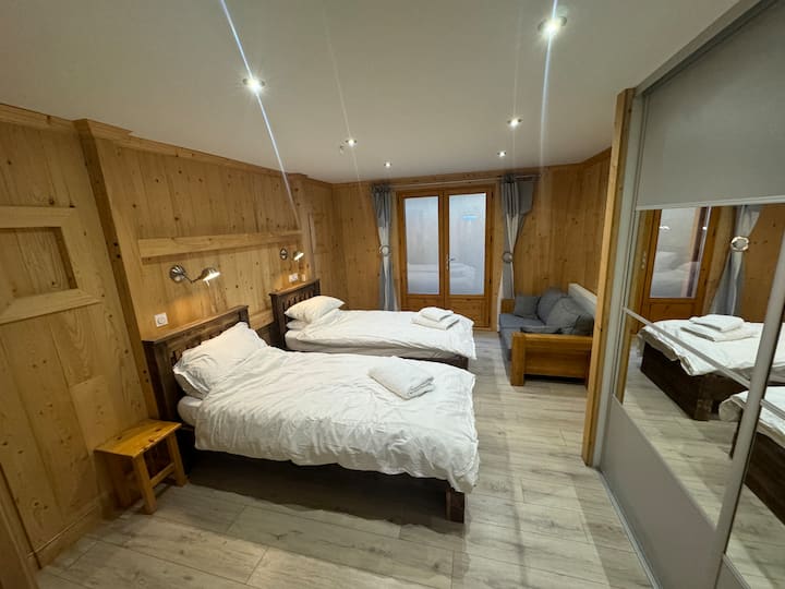 Hiki ndicho chumba kikuu cha kulala, kilicho kwenye ghorofa ya chini.  Bafu kuu ni "ensuite" kwenye chumba hiki kikuu cha kulala.  Vitanda viwili vya mtu mmoja vinaweza kusukumwa pamoja ikiwa inahitajika.