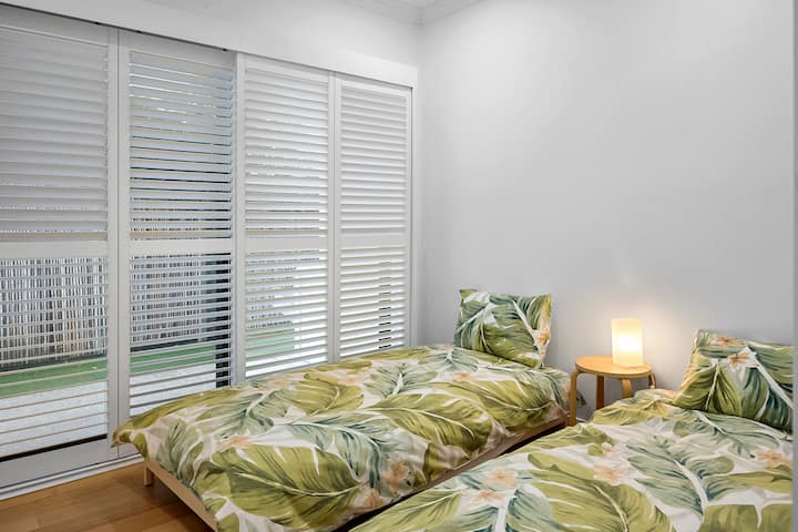 Kreveti se mogu složiti jedan na drugi kako bi imali više prostora ako je potreban samo jedan krevet.  