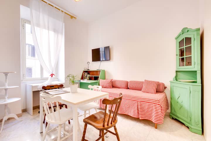 Стилска и шарена дневна соба, опремена со два кауча (и двата кауча на спуштање), од кои едниот може да се користи како дополнителен кревет на барање. Трпезариска маса со 4 стола, биро, паметен телевизор и три контејнера за мебел.
