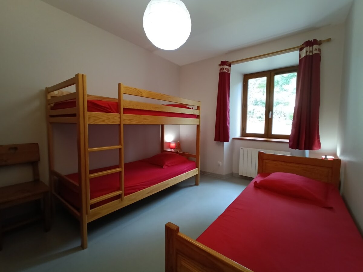 No se proporcionan sábanas planas. Hay mantas adicionales en cada habitación para cada cama. No se proporcionan toallas de baño. 