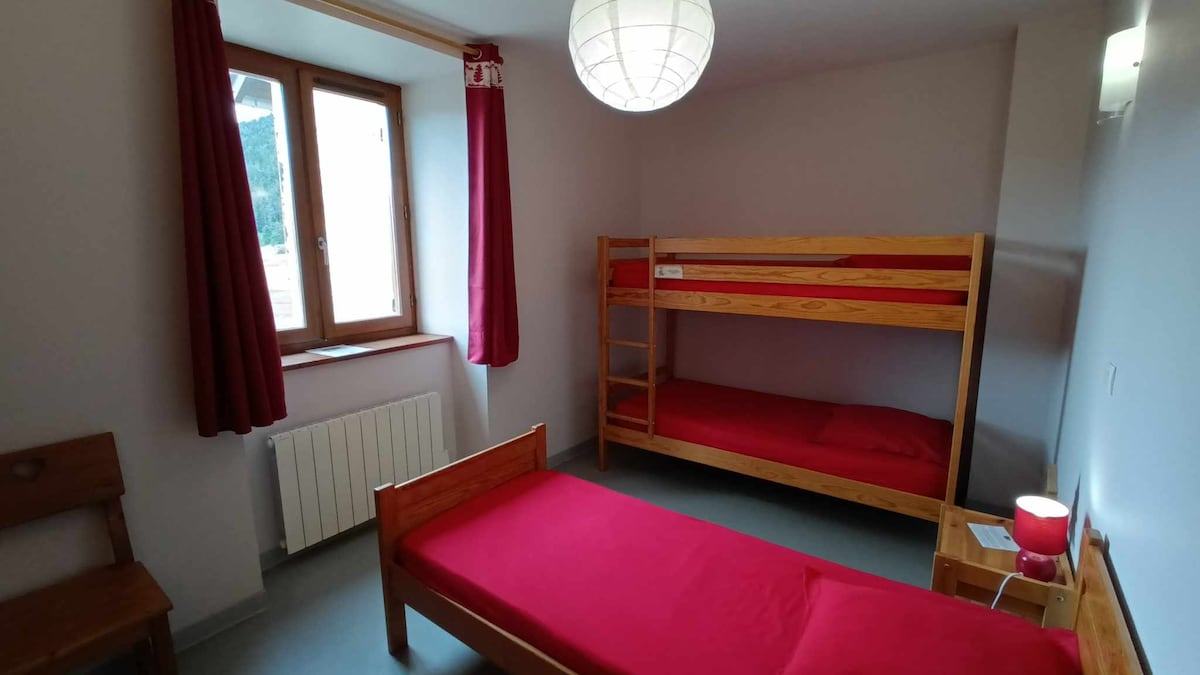 No se proporcionan sábanas planas. Hay mantas adicionales en cada habitación para cada cama. No se proporcionan toallas de baño. 