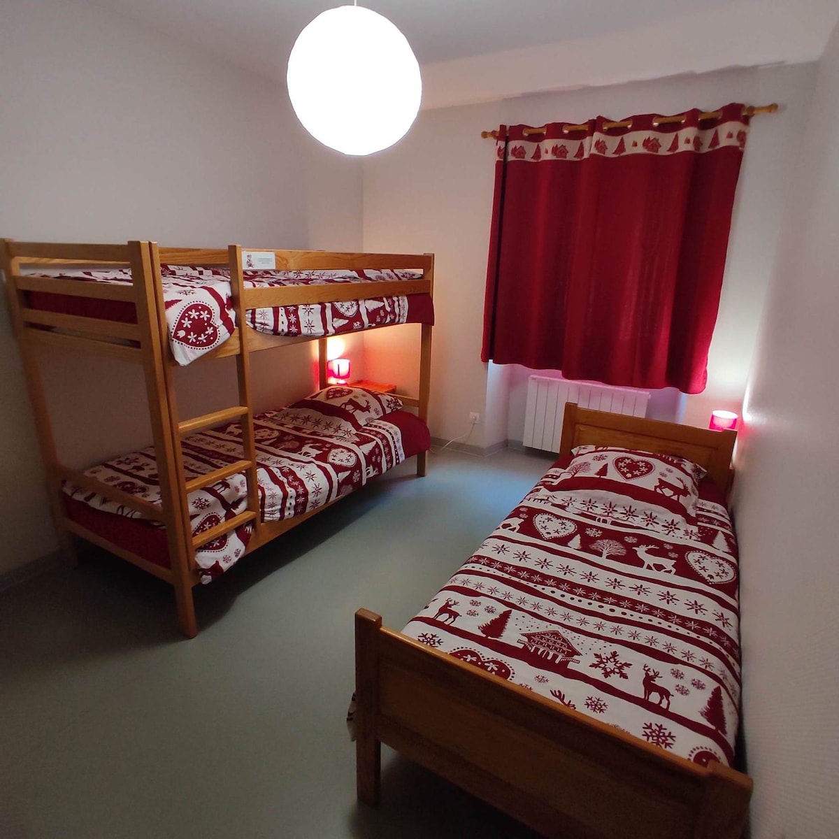 No se proporcionan sábanas planas. Hay mantas adicionales en cada habitación para cada cama. No se proporcionan toallas de baño. 