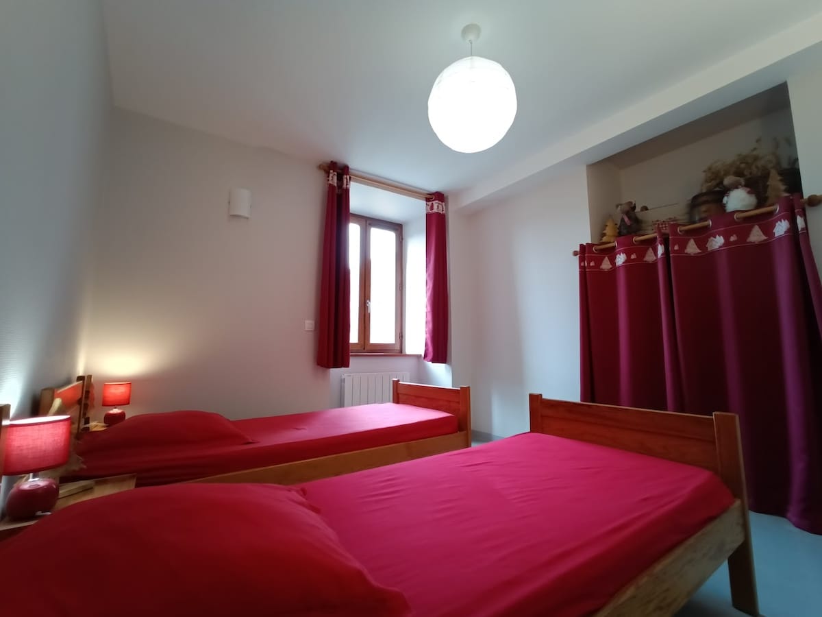 No se proporcionan sábanas planas. Hay mantas adicionales en cada habitación para cada cama. No se proporcionan toallas de baño. 