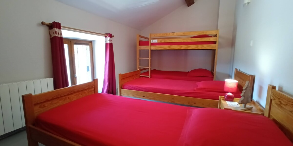 No se proporcionan sábanas planas. Hay mantas adicionales en cada habitación para cada cama. No se proporcionan toallas de baño. 