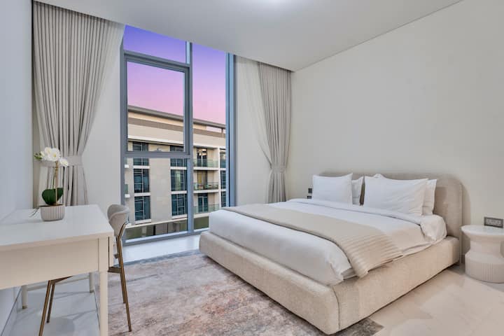 Oaza mira: uživajte u predivnom pogledu i elegantnom uređenju ove svijetle, ugodne spavaće sobe!