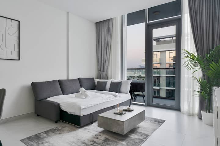 Dnevni boravak: elegantan prostor s pogledom na grad, savršen za opuštanje i odmor.