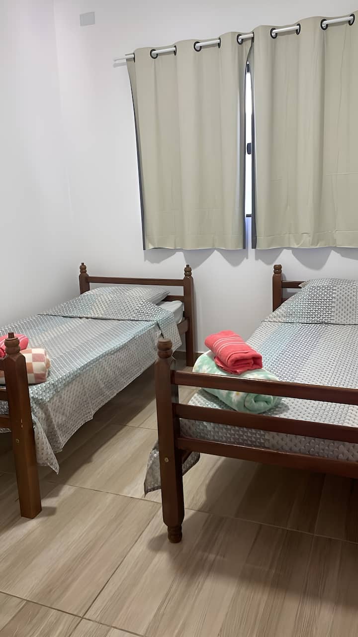 2 кревета со кругови и ќебиња.
Cortinas затемнување за ваша удобност, спиење подобро и со поголем квалитет.