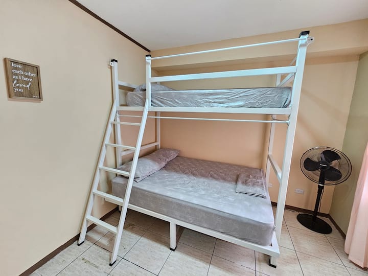 มีห้องว่าง 3 ห้องสำหรับ 3 คน