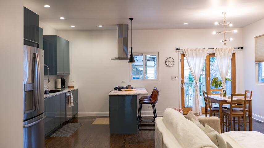 Modern Comfort + Garage, Steps from Blue Line. gallery image 5