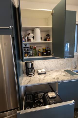 Modern Comfort + Garage, Steps from Blue Line. gallery image 4