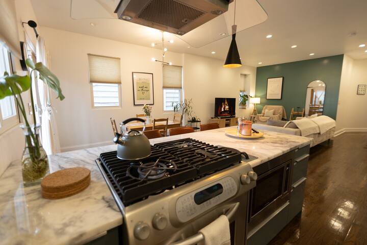 Modern Comfort + Garage, Steps from Blue Line. gallery image 3