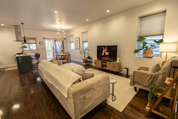 Modern Comfort + Garage, Steps from Blue Line. gallery image 2