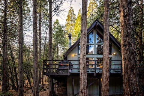 Trout River Cabin • Pet-Friendly Forest Escape