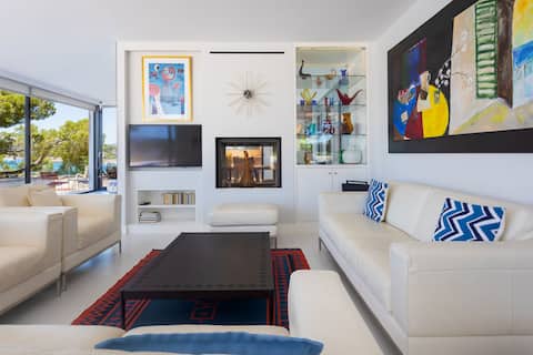 Top Airbnb: Luxurious Villa on the Sea in Calvià