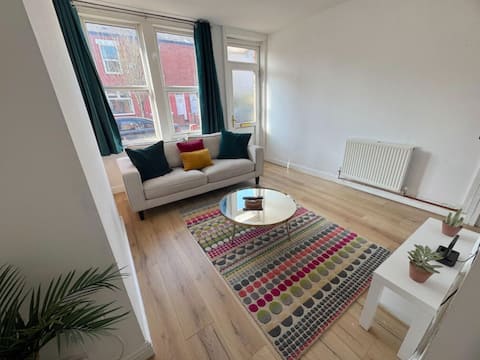 Top performing Airbnb: Levenshulme | 2BDR | Sleeps 6 | Parking | WiFi | in Levenshulme