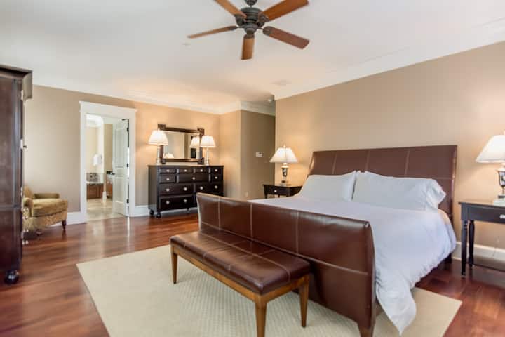 主卧配备加大双人床和独立卫生间