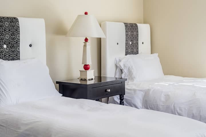 4号卧室，配备2张单人床和1间带淋浴/浴缸组合的独立卫生间